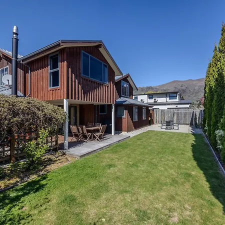 Mountain & Lake Views In Central Wanaka Home