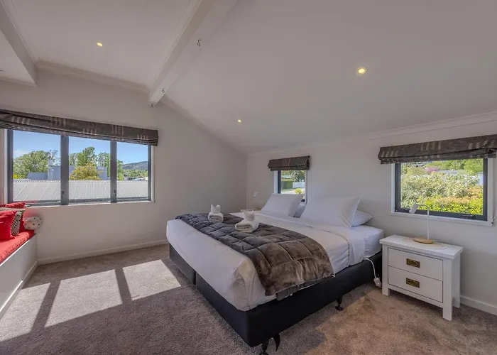 The Wanaka Retreat - 5Br Family Home - Walk To Lake, Town & Cafes In Minutes Wanaka