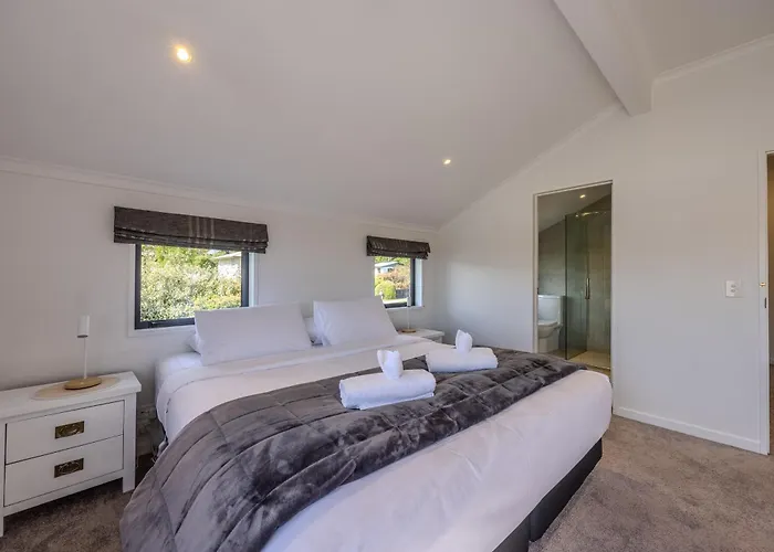 Vakantiehuis The Retreat -5br Family - Walk To Lake, Town & Cafes