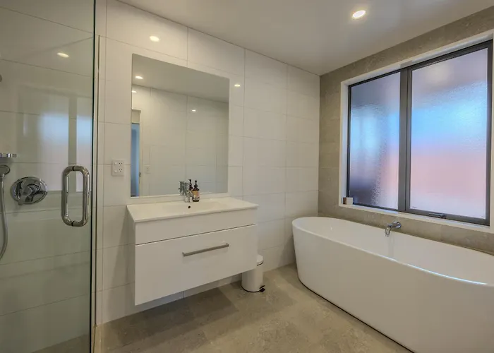 The Retreat -5br Family - Walk To Lake, Town & Cafes * Wanaka
