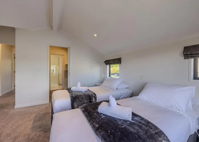 Vakantiehuis The Retreat -5br Family - Walk To Lake, Town & Cafes *