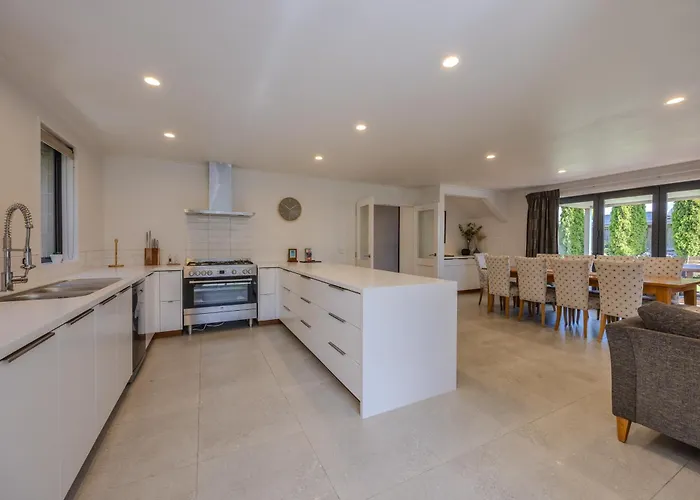 The Wanaka Retreat - 5Br Family Home - Walk To Lake, Town & Cafes In Minutes Ferienhaus Wanaka