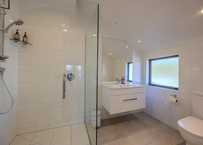 The Retreat -5br Family - Walk To Lake, Town & Cafes Wanaka
