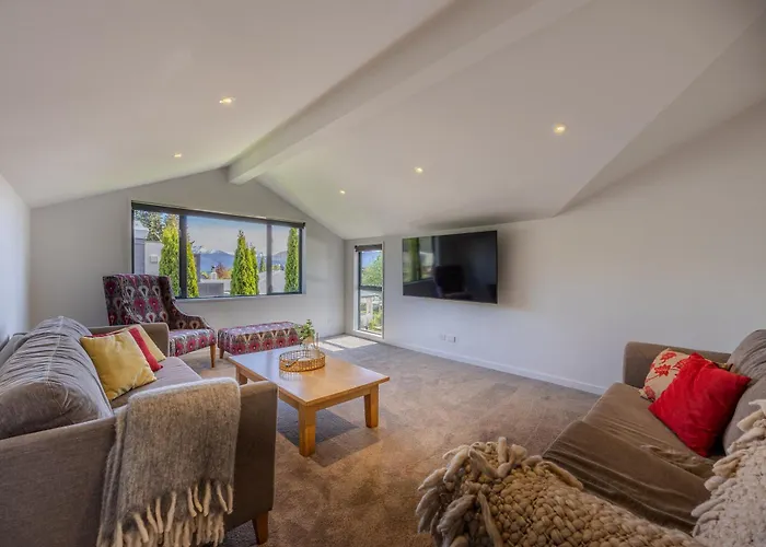 The Retreat -5br Family - Walk To Lake, Town & Cafes *