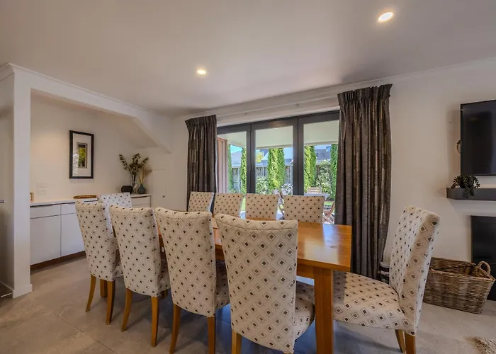 Vakantiehuis The Retreat -5br Family - Walk To Lake, Town & Cafes