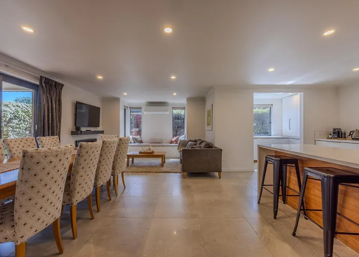 The Retreat -5br Family - Walk To Lake, Town & Cafes *