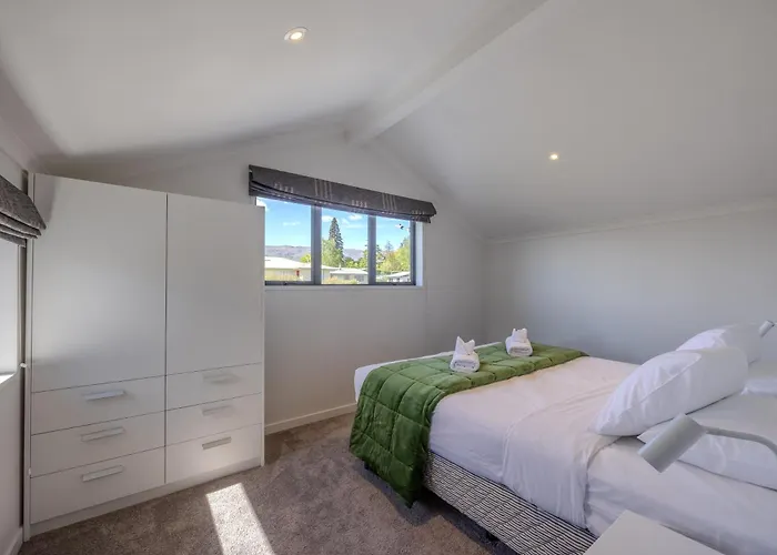Vakantiehuis The Retreat -5br Family - Walk To Lake, Town & Cafes