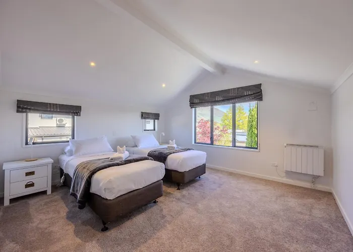 The Retreat -5br Family - Walk To Lake, Town & Cafes * Wanaka