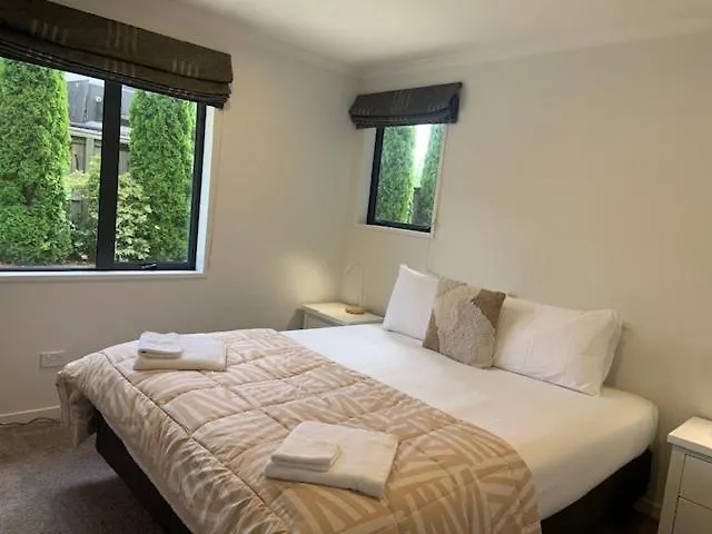 Vakantiehuis The Retreat -5br Family - Walk To Lake, Town & Cafes *