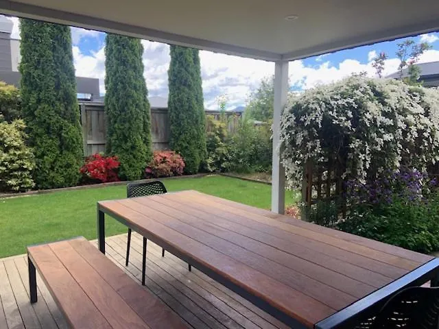 Vakantiehuis The Retreat -5br Family - Walk To Lake, Town & Cafes *
