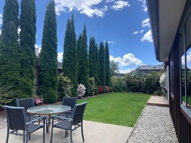 Vakantiehuis The Retreat -5br Family - Walk To Lake, Town & Cafes *