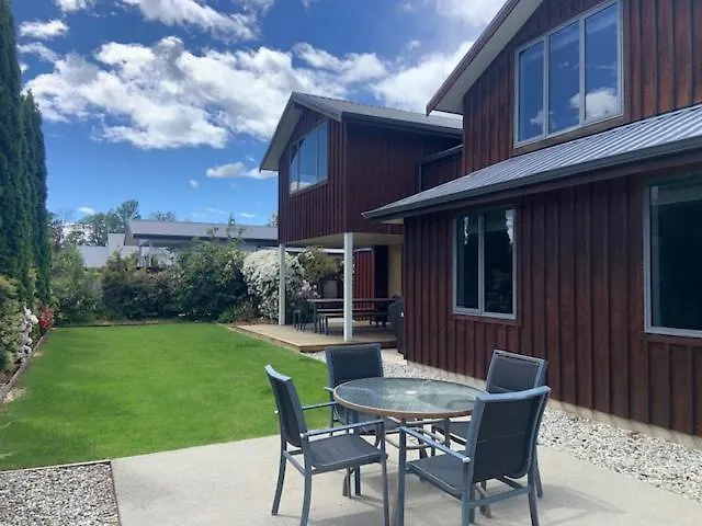 The Retreat -5br Family - Walk To Lake, Town & Cafes